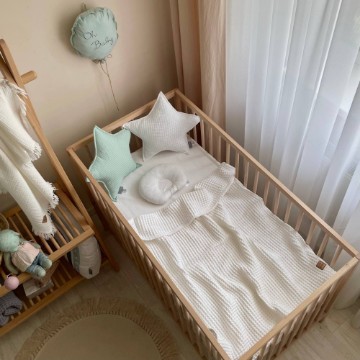 Perna pentru pătuț bebeluș din țesătură de vafe cu model Steluta albă